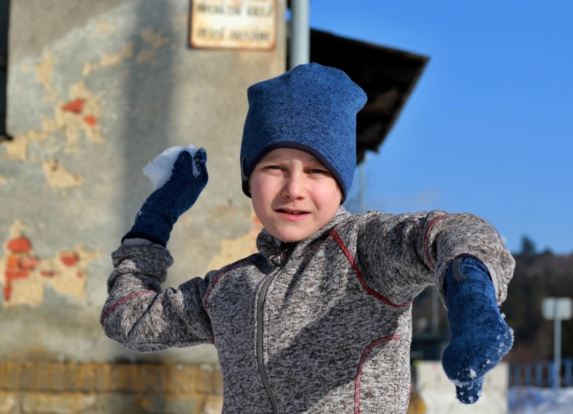 Zimní čepice svetrovina - středně modrá - doprodej