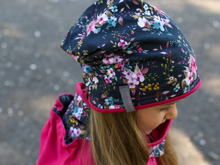 Bavlněná čepice / tm. modré květy