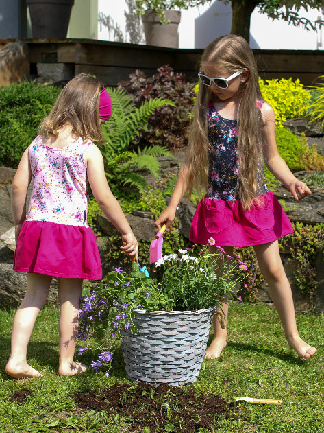 Dívčí šaty tm.modré květy s KAPSAMI 