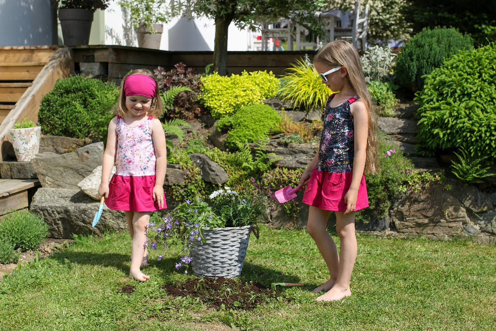 Dívčí šaty tm.modré květy s KAPSAMI 